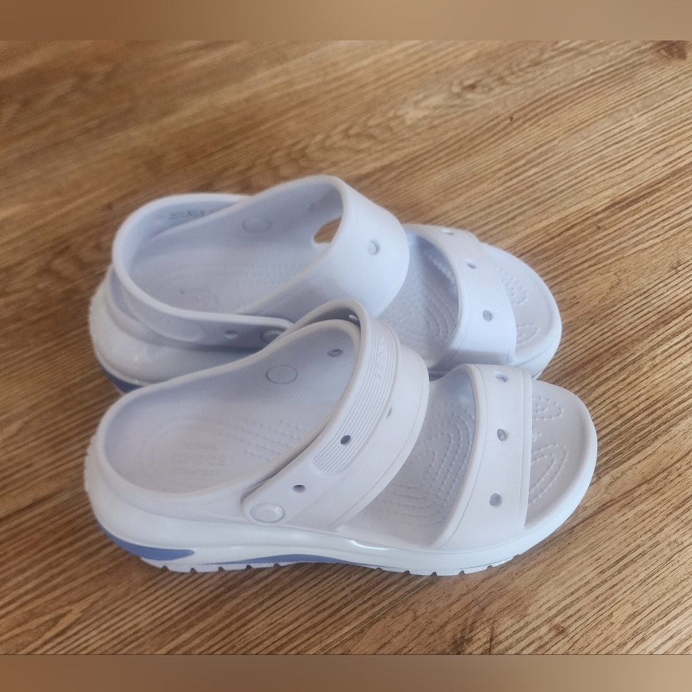 Sizs 10 Crocs Classic Mega Chunky Platform Sandal in Light Lavender and Blue - Picture 5 of 8